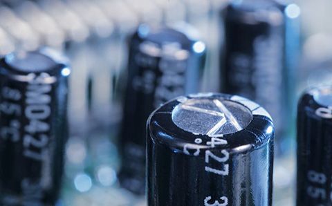 哪些材料會影響超級電容器的性能？