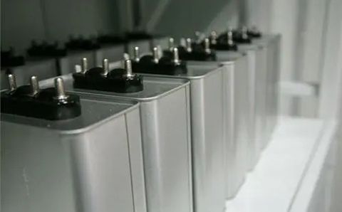哪些因素影響電力電容器的容量？