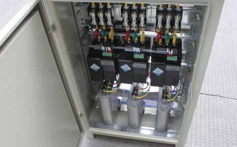 如何快速識(shí)別電容器組中有故障的低壓電容器？